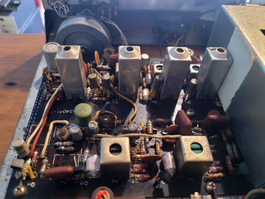 Kenwood KT-1000 con interior limpio