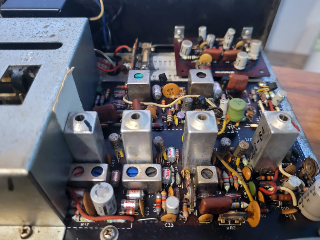 Kenwood KT-1000 con interior limpio